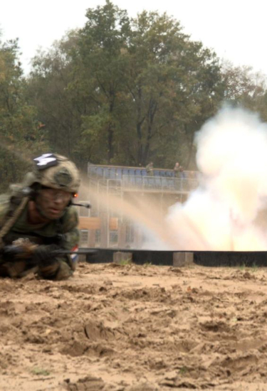 Militairen tijdens een oefening op de gevechtsbaan
