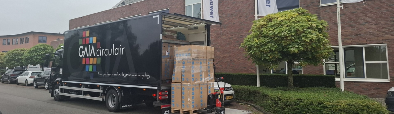 Bestelbus met dozen gebruikte bedrijfskleding