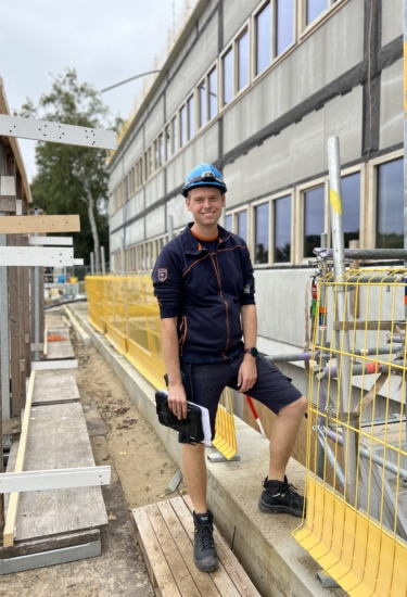 Monteur van Leertouwer bij een laboratorium in aanbouw