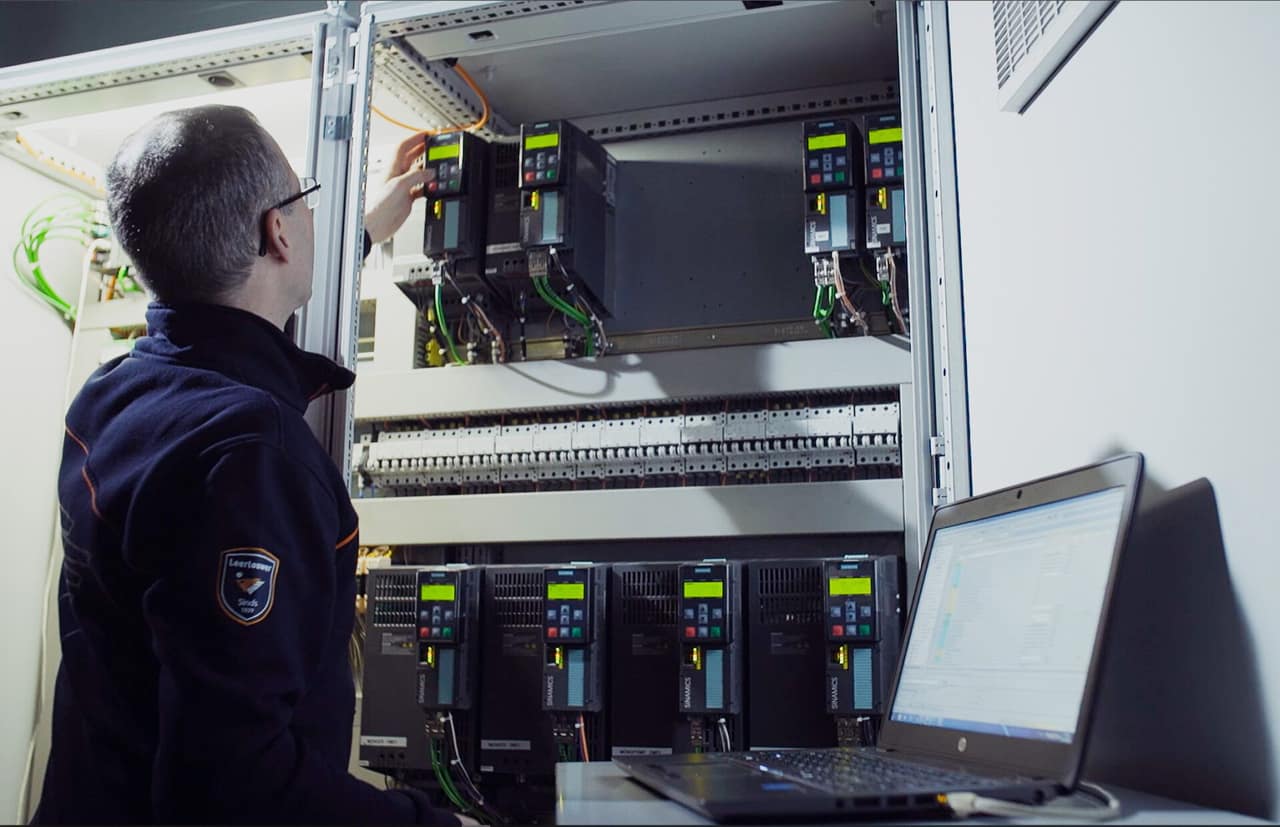 Schakelkast met besturingstechniek in een datacenter